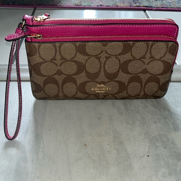 Coach Double zip wristlet large Signature C brown/tan front,fuchsia accents/back - Picture 3 of 17